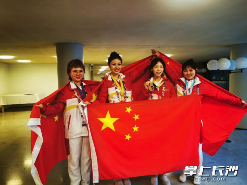 湖南工艺美术职业学院董青获得时装技术项目金牌（右二）（受访者供图）。