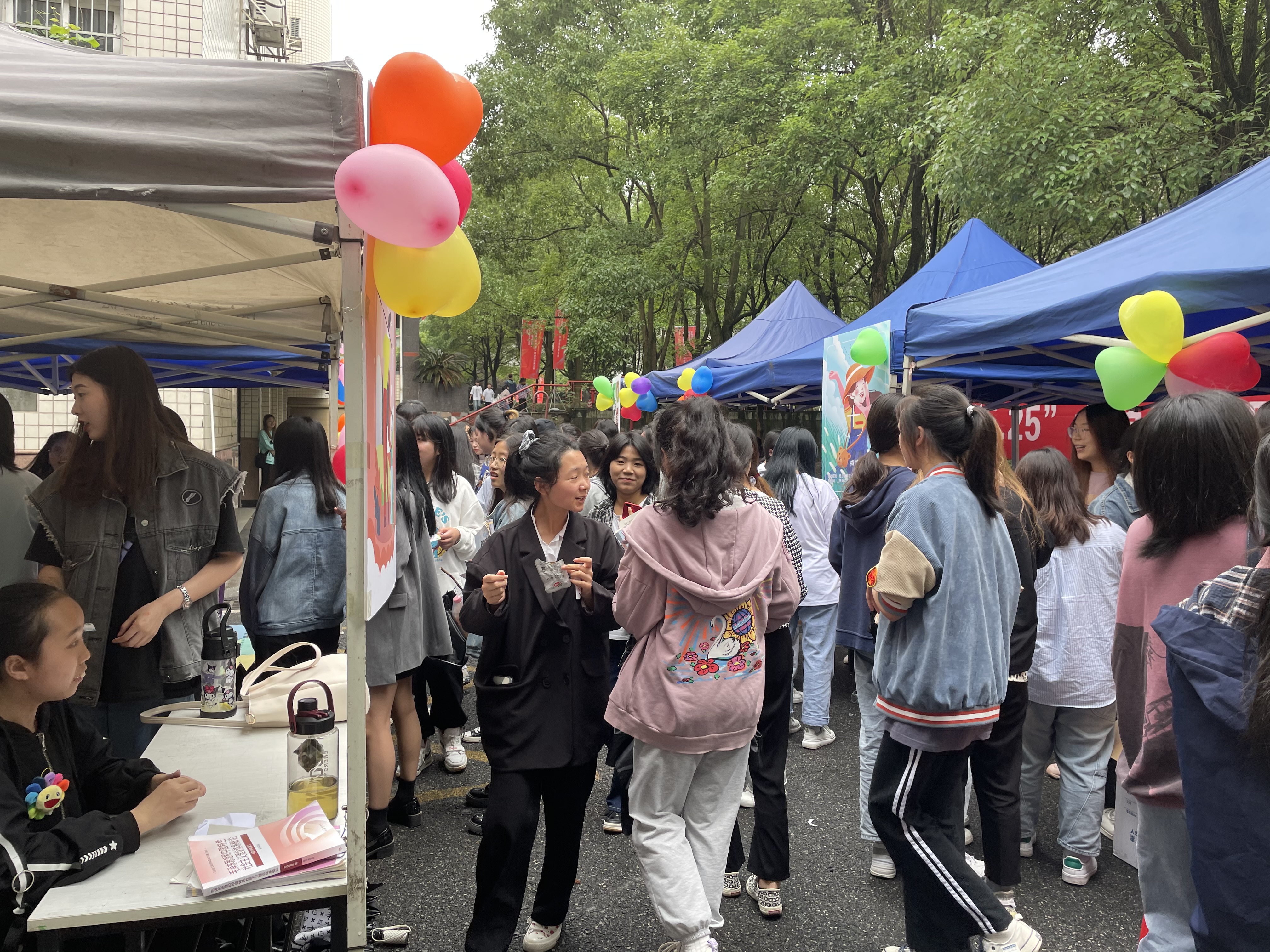 学校第十六届5.25心理健康月系列活动启动暨心理游园会成功举办