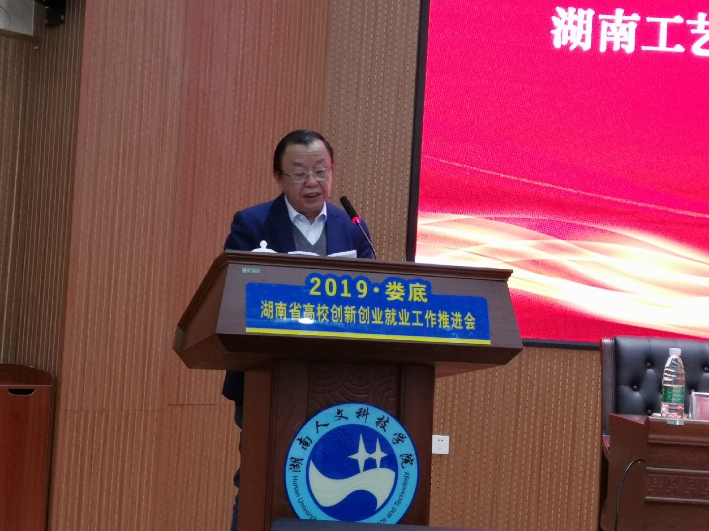 湖南工艺美术职业学院党委书记余克泉做经验介绍