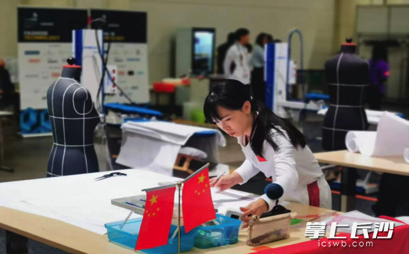 湖南工艺美术职业学院教师董青在芬兰赛区比赛现场(受访者供图)。 湖南工艺美术职业学院教师董青在芬兰赛区比赛现场(受访者供图)。