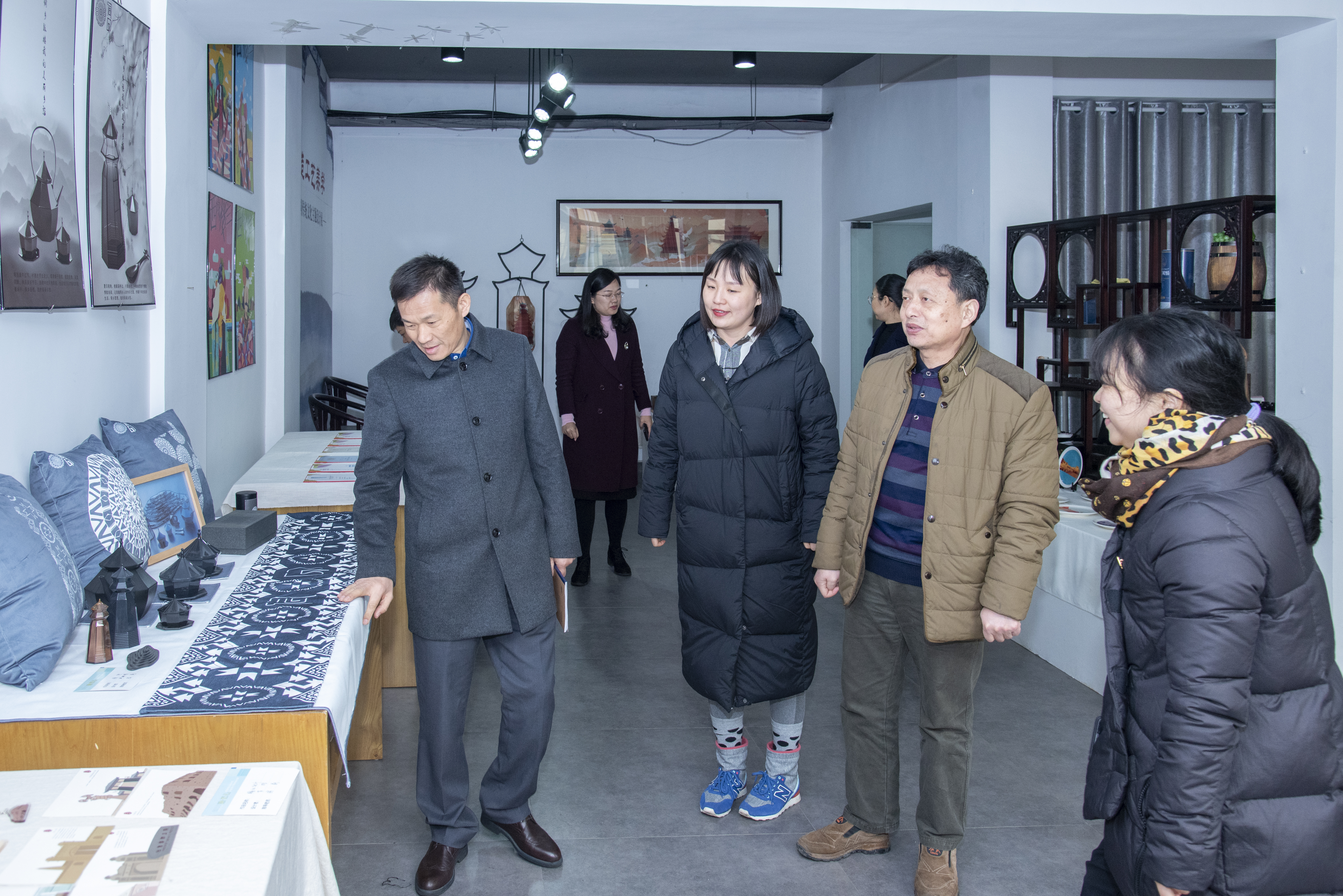 专家组现场考察视传学院创客中心