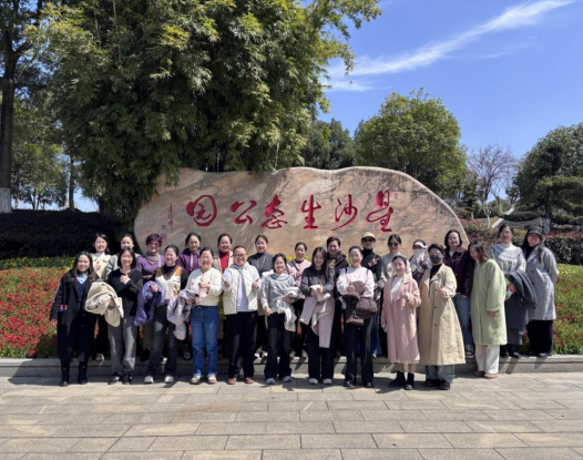 “春暖花开 登山览胜”------学校组织庆祝“三八国际妇女节”活动